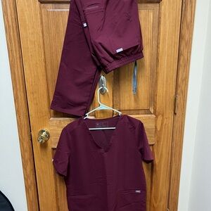 FIGS maroon scrub set - L top/L bottoms